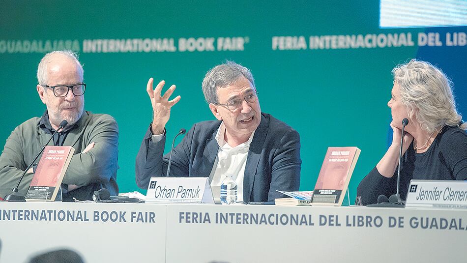 “No somos esclavos de la historia, pero conociendo la historia también nos liberamos”, dijo Pamuk en la FIL.