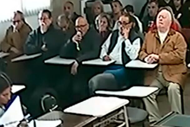 Antonio Marcos Ochoa Albornoz, en el centro de cinco acusados, con el micrófono en la mano.