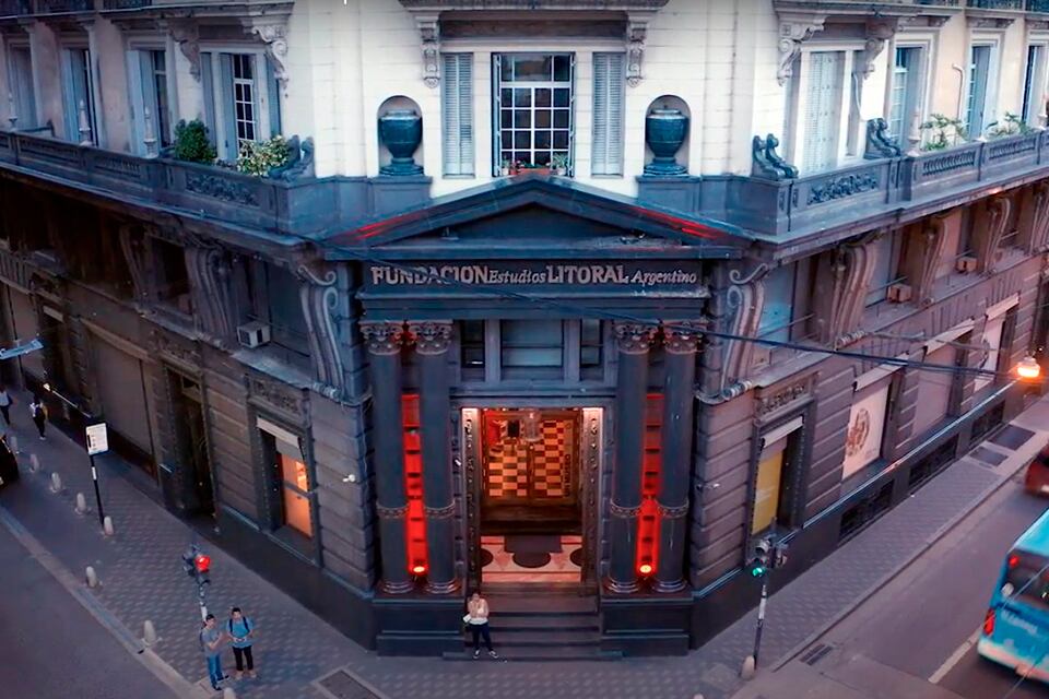 La sede de la Fundación para la Democracia fue allanada.