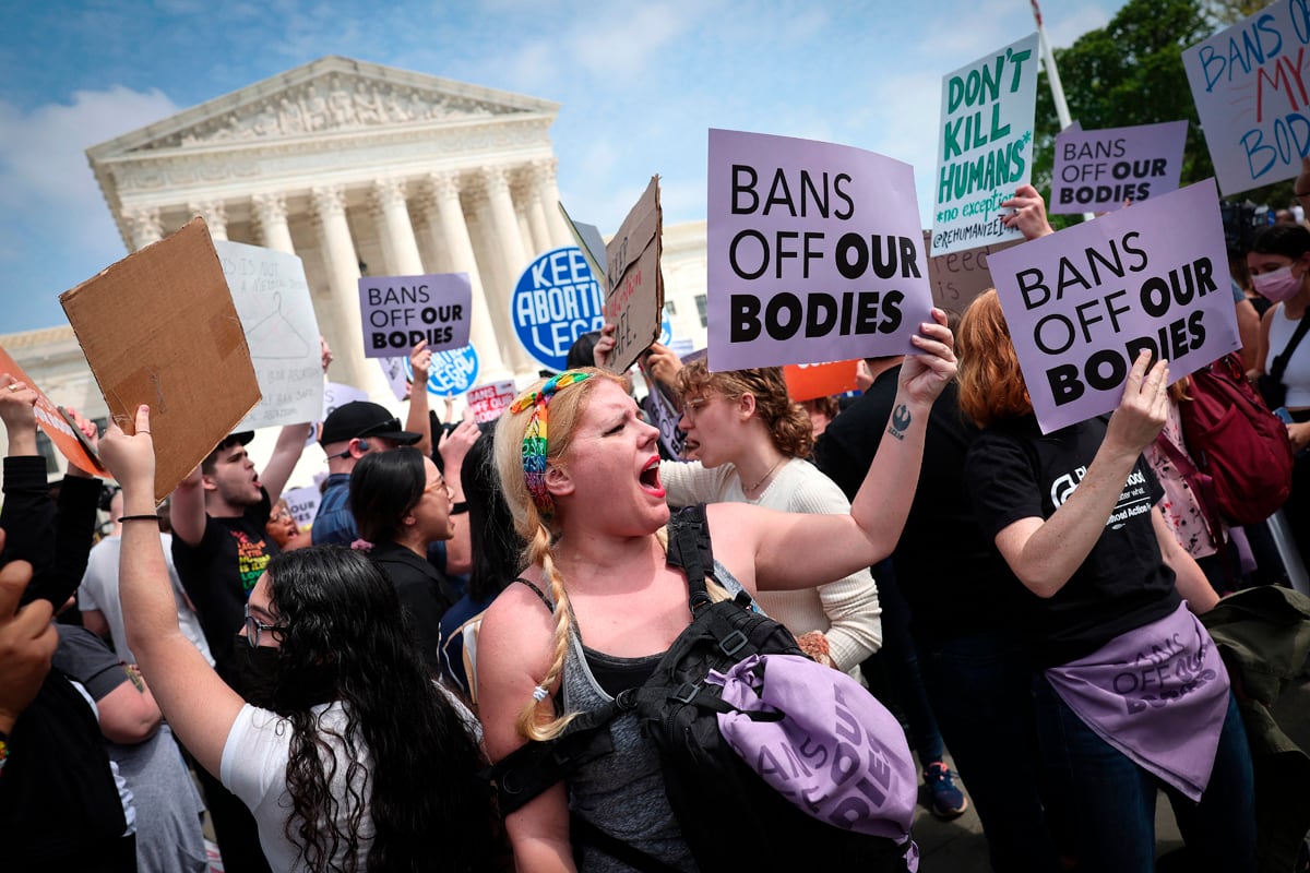 "Saquen las prohibiciones de nuestros cuerpos", dicen los carteles de quienes se manifestaron en contra de la restricción del fallo Roe vs Wade en Estados Unidos. 