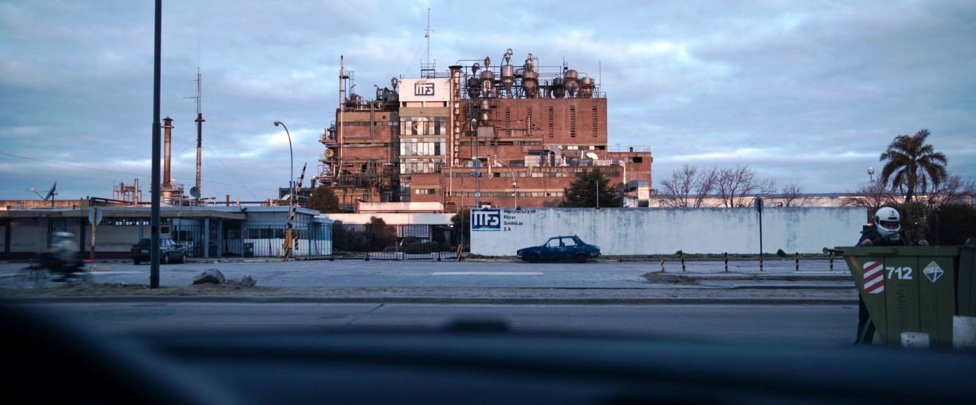 Cada capítulo se inicia, sin rodeos ni ambigüedades, con el logo correspondiente a cada fábrica.  