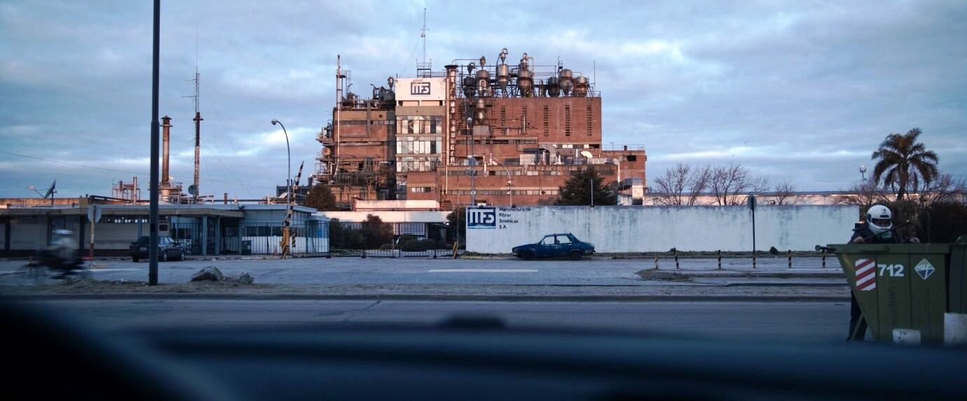 Cada capítulo se inicia, sin rodeos ni ambigüedades, con el logo correspondiente a cada fábrica.  