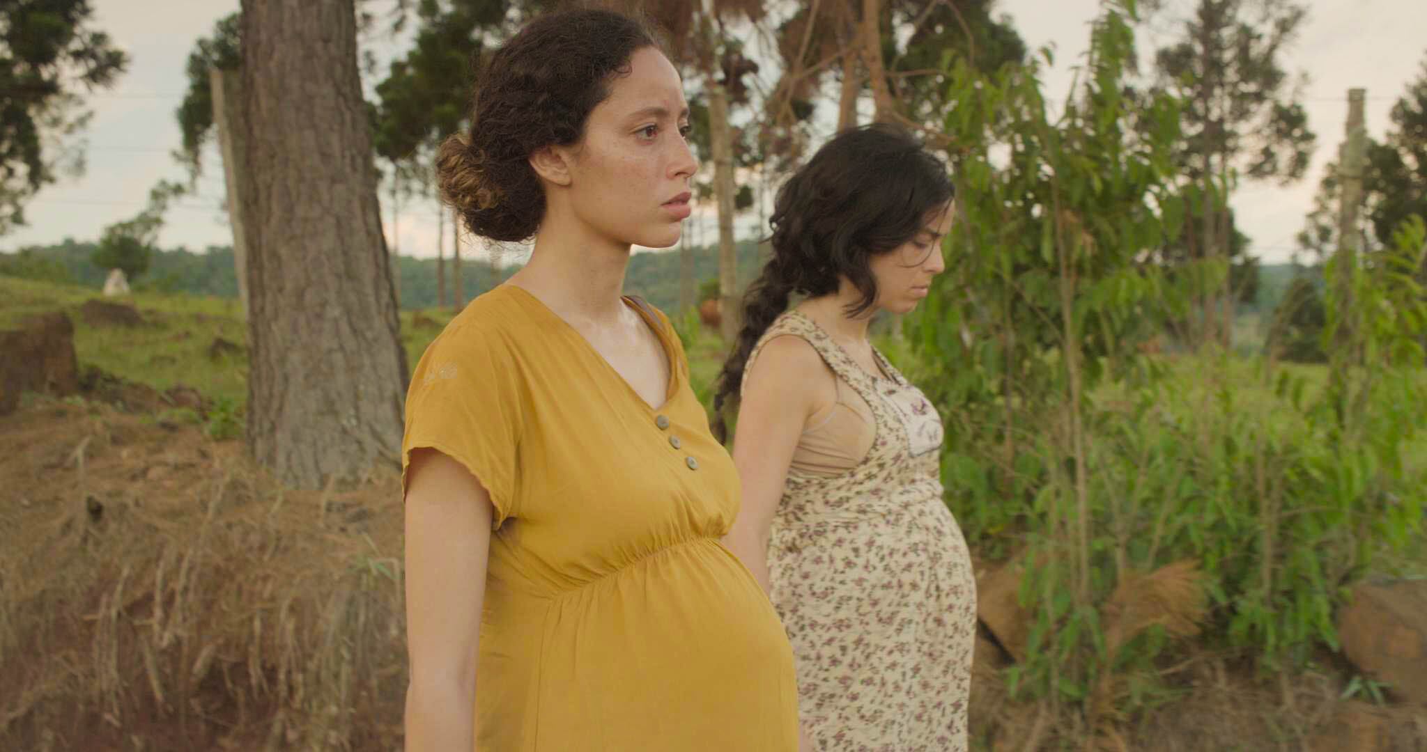 Ailín Salas y Marina Merlino en el paisaje misionero. 