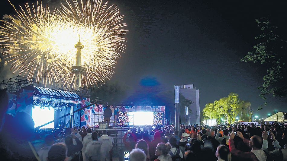 La música y las luces terminaron siendo las protagonistas del color de la Villa.
