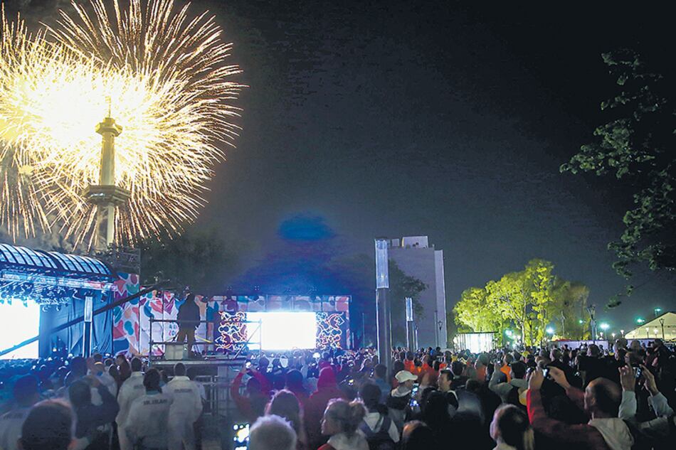 La música y las luces terminaron siendo las protagonistas del color de la Villa.