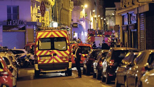 Las ambulancias llegan a la escena del crimen en París.
