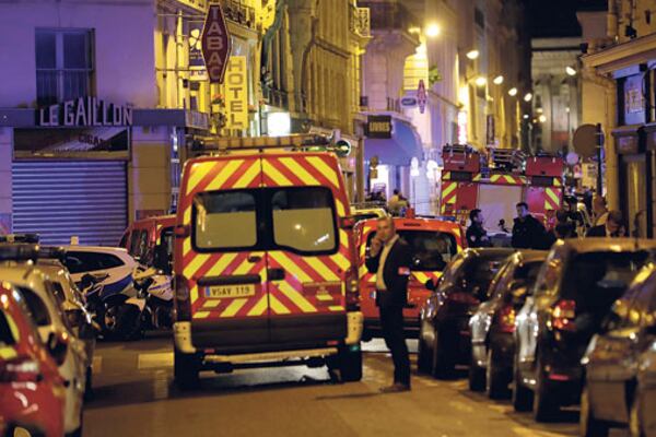 Las ambulancias llegan a la escena del crimen en París.