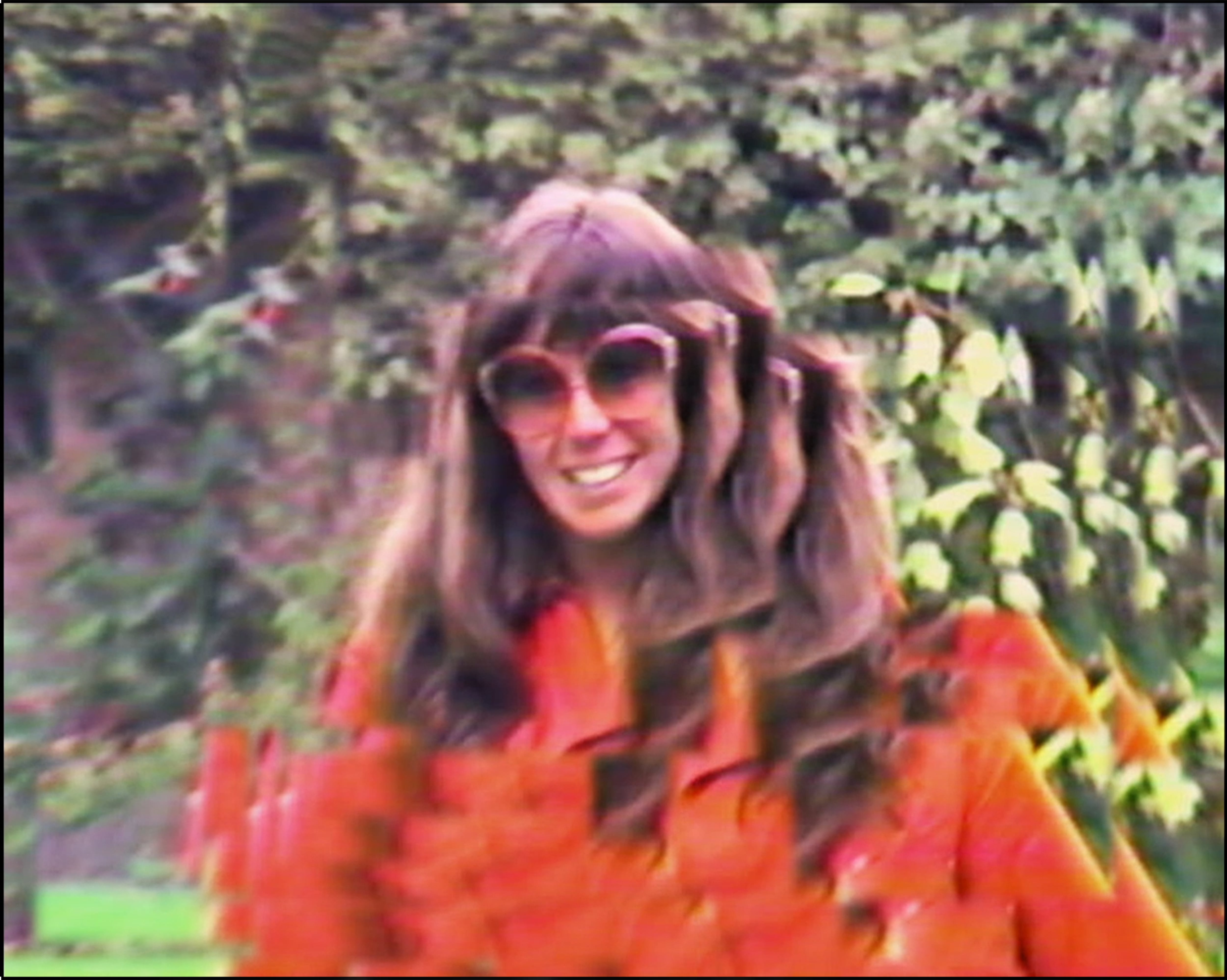 El documental interviene viejas cintas de videos familiares.