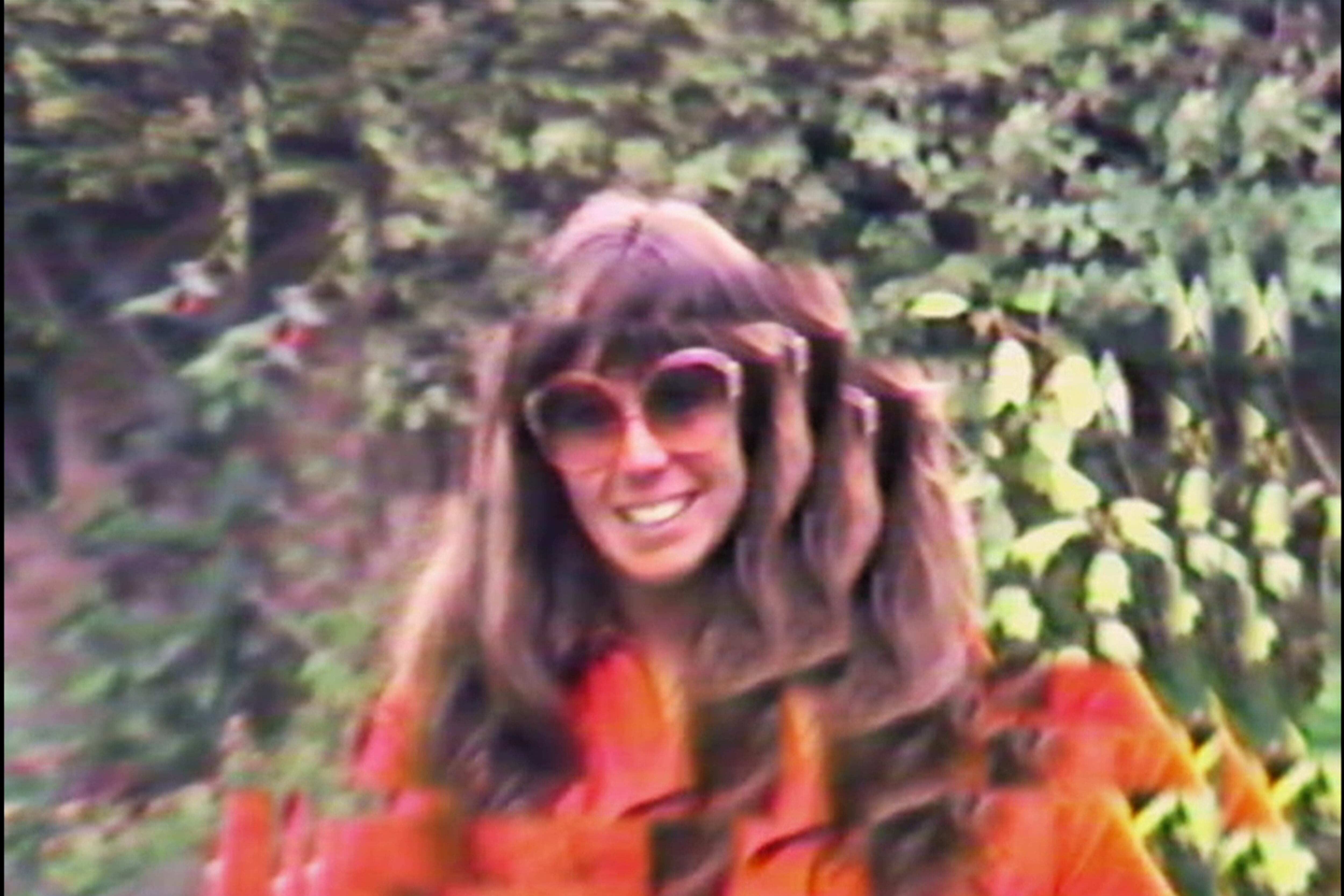 El documental interviene viejas cintas de videos familiares.