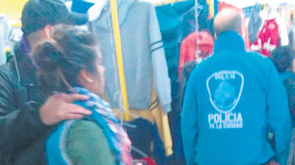 La Policía de la Ciudad clausuró puestos del predio de Once.