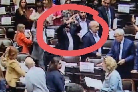 El gesto obsceno de Cristian Ritondo hacia Cecilia Moreau.