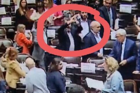 El gesto obsceno de Cristian Ritondo hacia Cecilia Moreau.