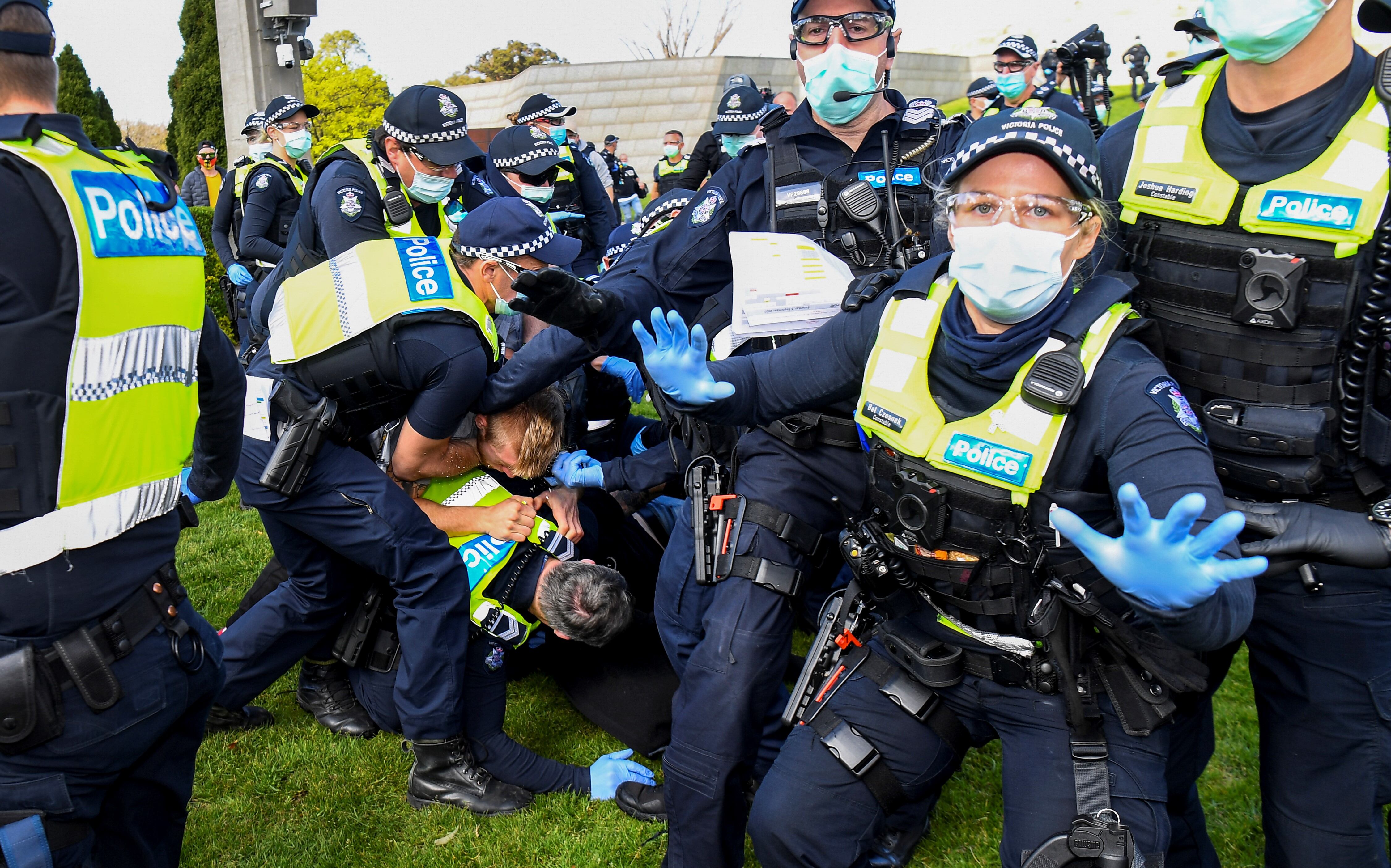 En Melbourne, donde atraviesan el segundo confinamiento tras un resurgimiento del virus, 15 personas fueron detenidas.