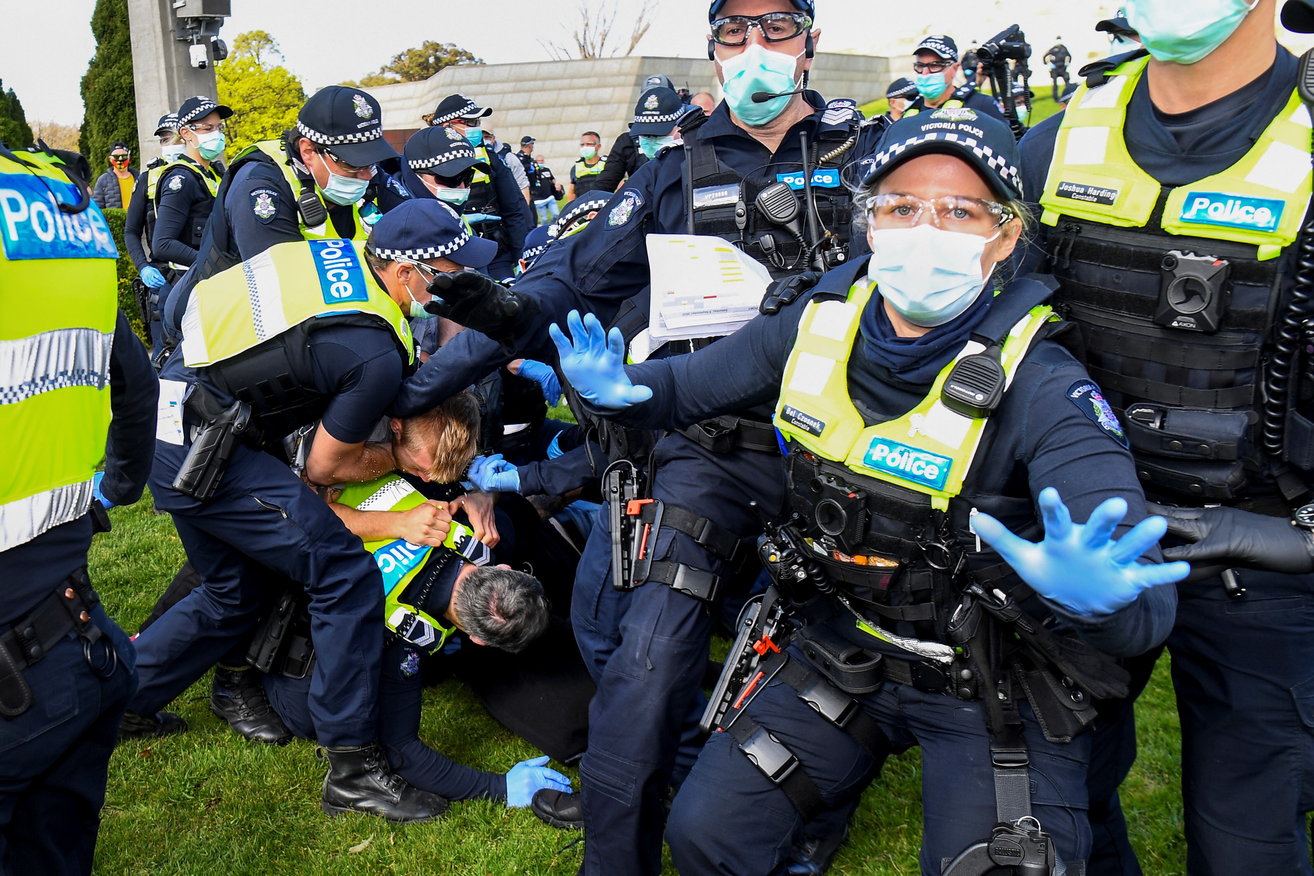En Melbourne, donde atraviesan el segundo confinamiento tras un resurgimiento del virus, 15 personas fueron detenidas.