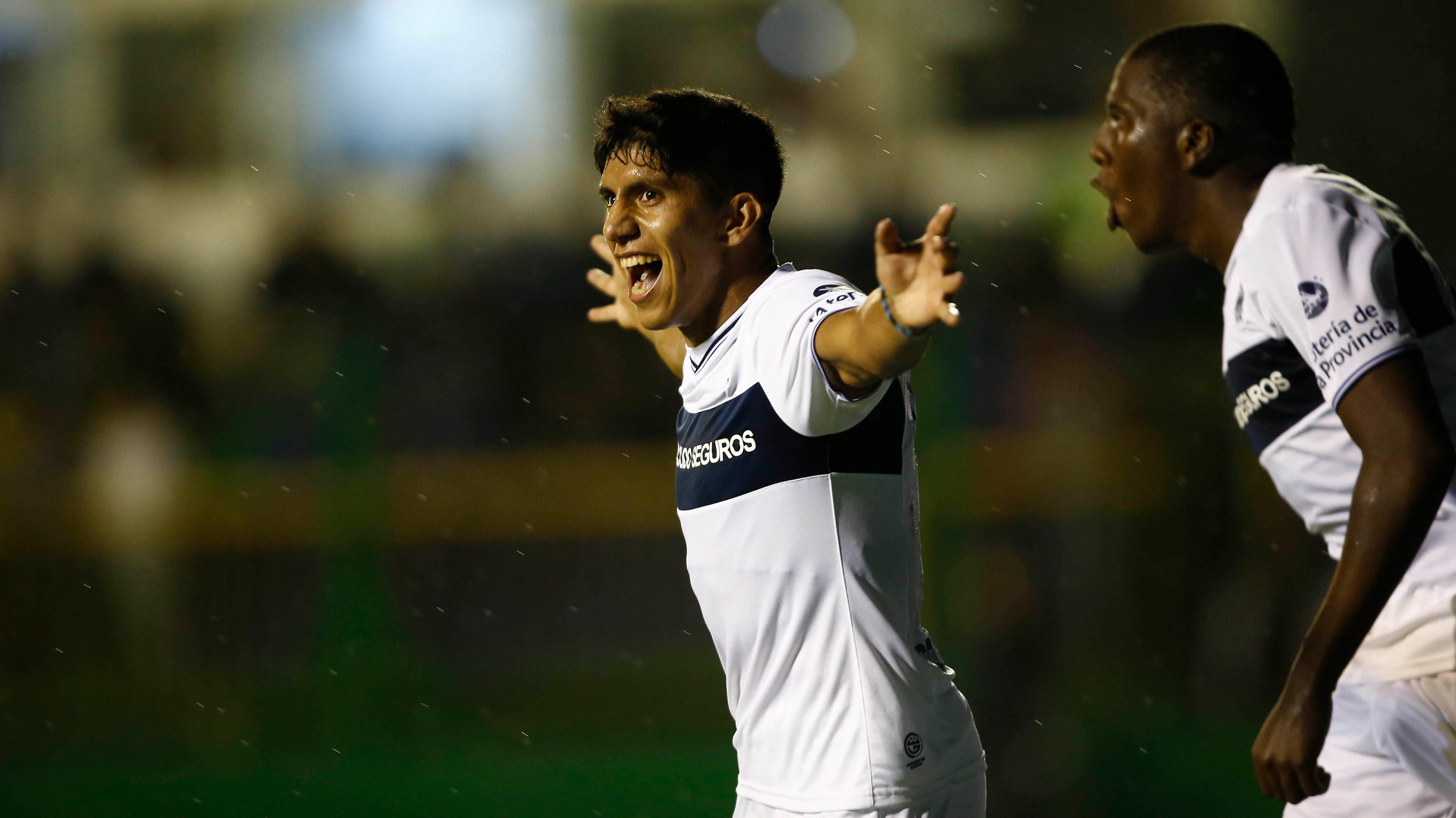 Comba sale a festejar el segundo gol de Gimnasia, que decretó la sorprendente eliminación del Halcón.