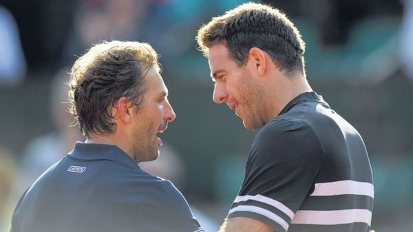Juan Martín Del Potro saluda a Julien Benneteau, quien tras la derrota anunció su retiro.