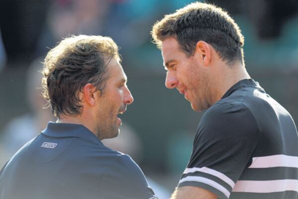 Juan Martín Del Potro saluda a Julien Benneteau, quien tras la derrota anunció su retiro.