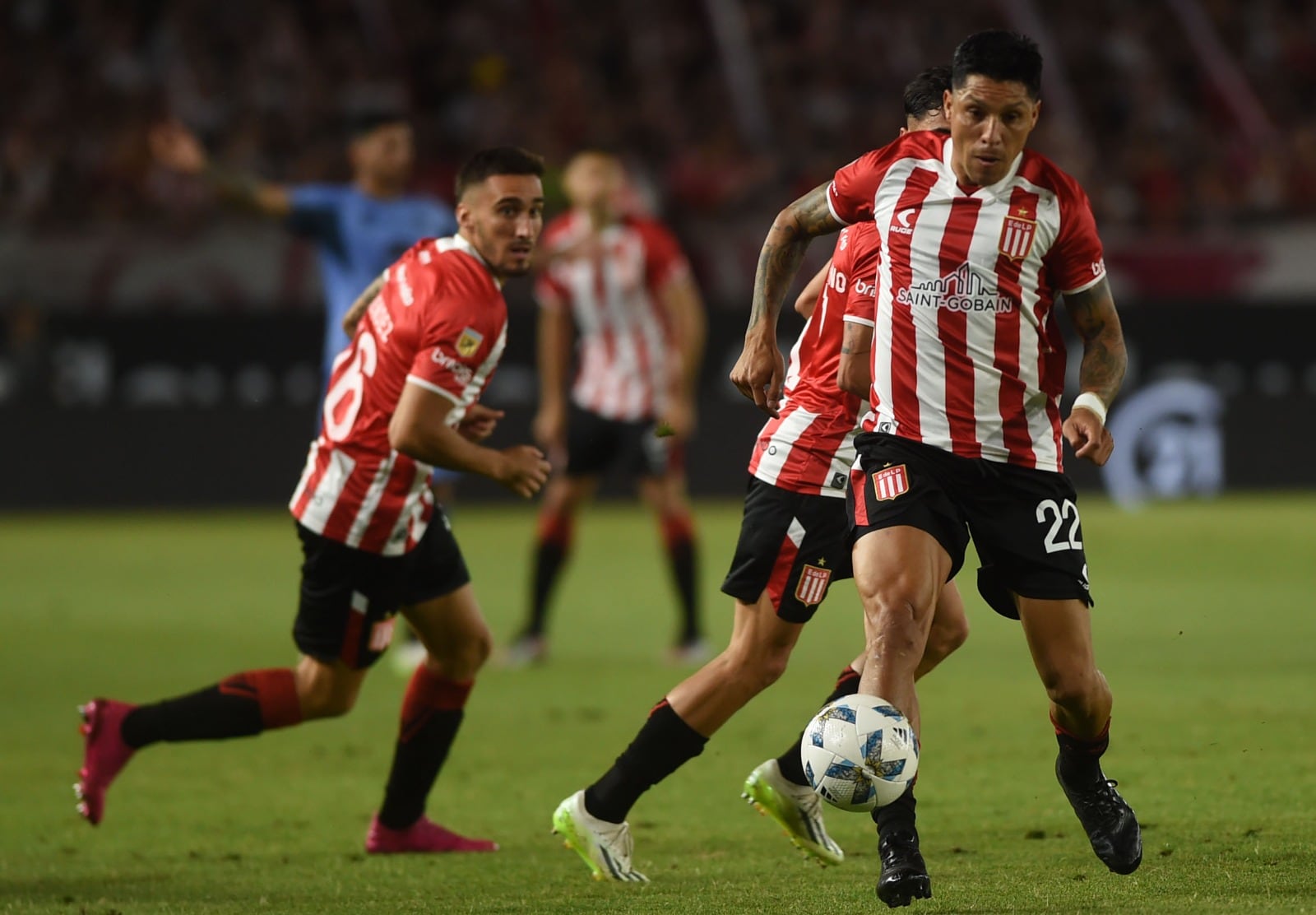 Enzo Pérez jugó un buen partido, conduciendo y encarando en varias ocasiones.
