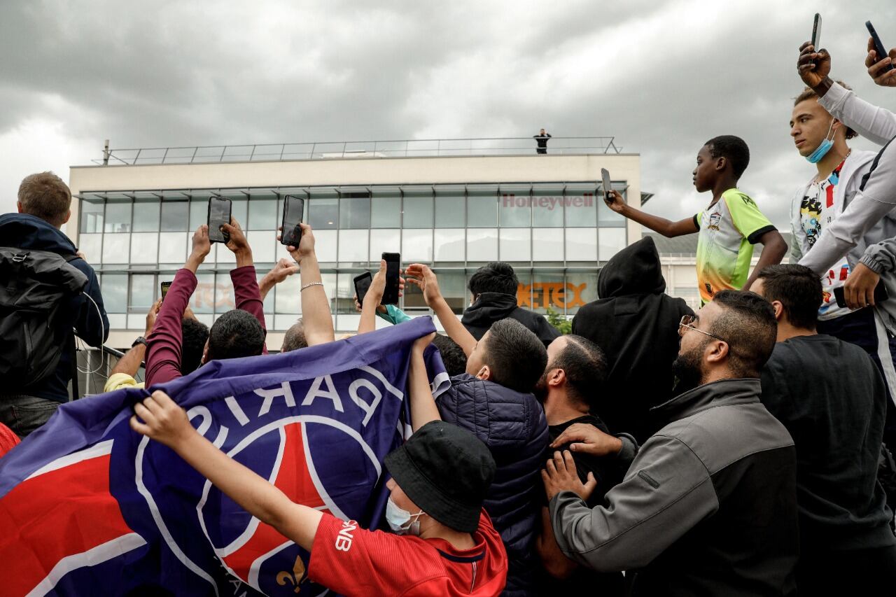 Los hinchas del PSG esperan a Messi en el aeropuerto de Le Bourget