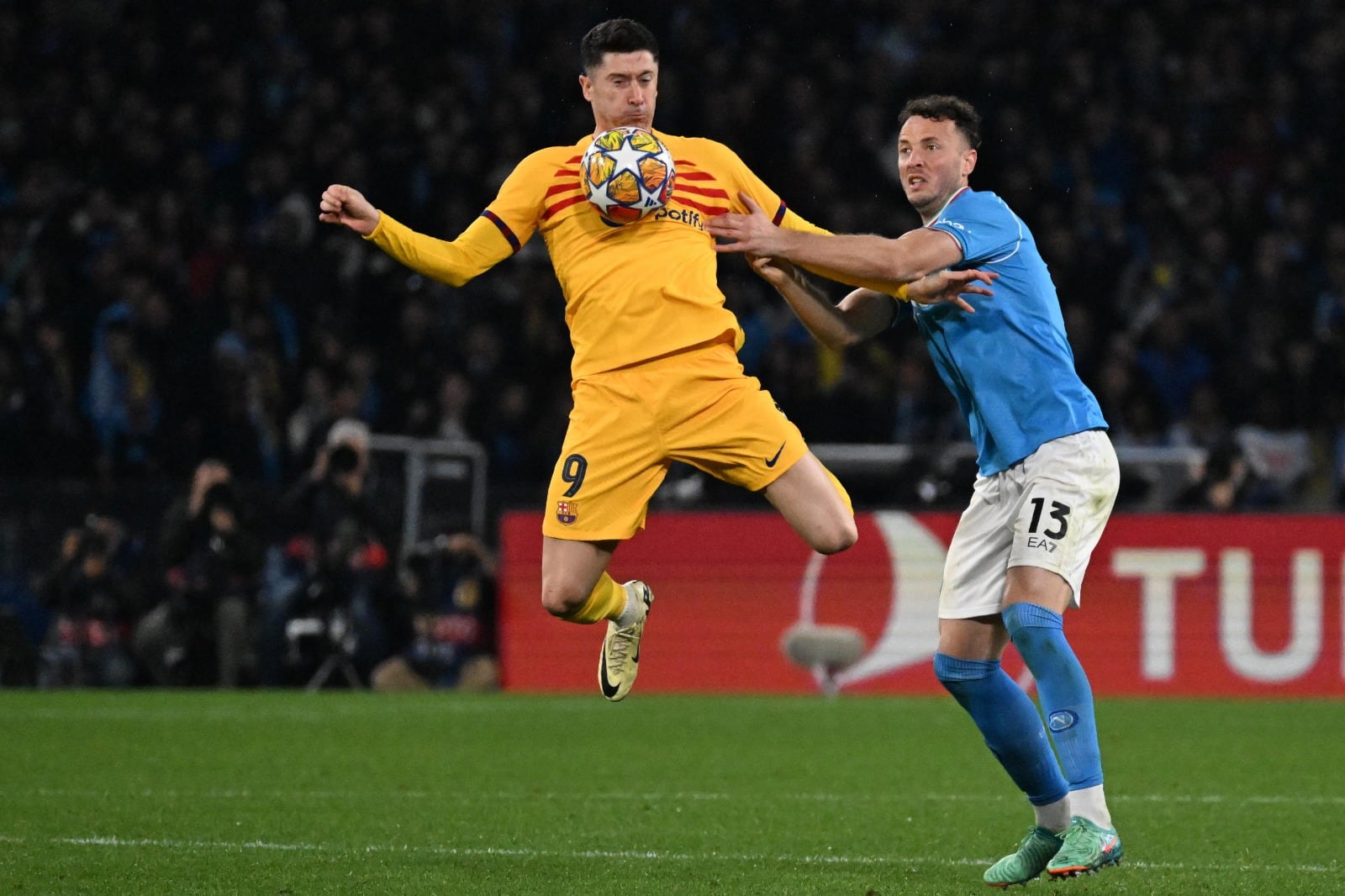 Lewandowski la para de pecho en Napoli-Barcelona