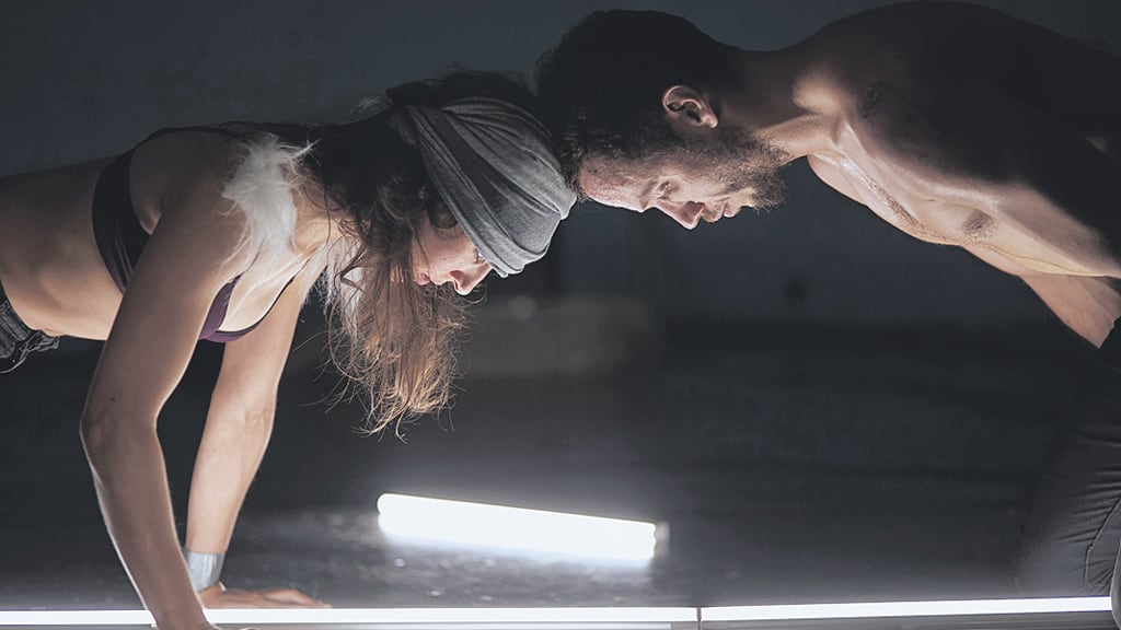 Caravana se desarrolla en una cambiante estructura de tubos lumínicos.