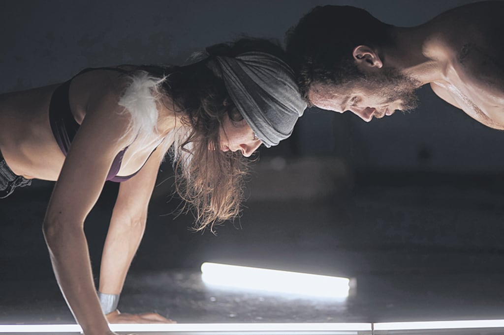 Caravana se desarrolla en una cambiante estructura de tubos lumínicos.