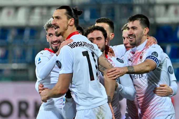 Todo Milan celebra con Ibrahimovic la punta en soledad.