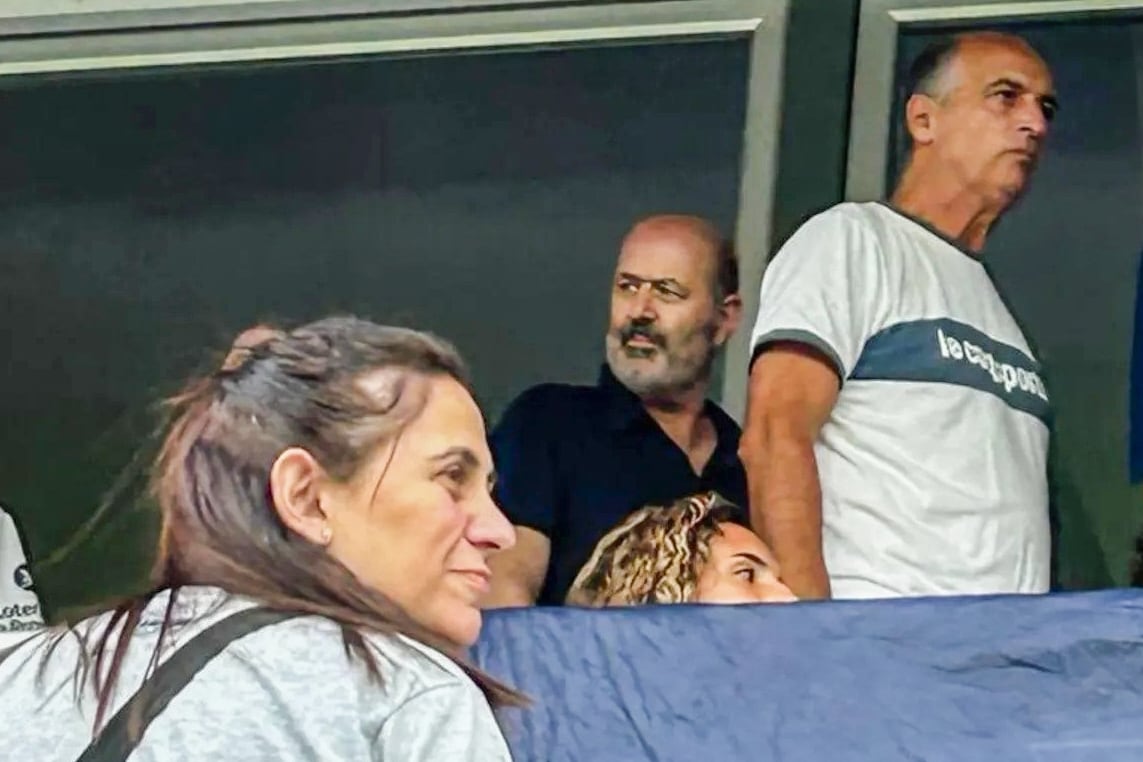 Sturzenegger en su palco, insultado por los hinchas de Gimnasia. 