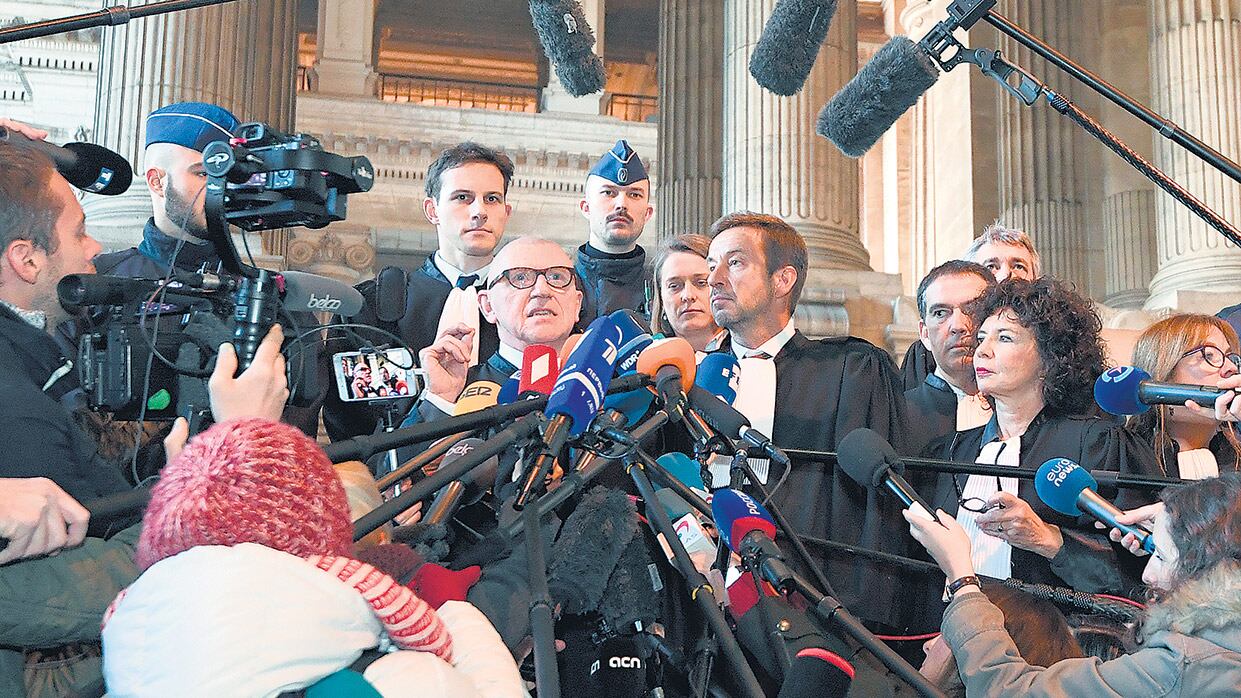 Los abogados de Puigdemont hicieron declaraciones a la prensa desde el Palacio de Justicia en Bruselas.