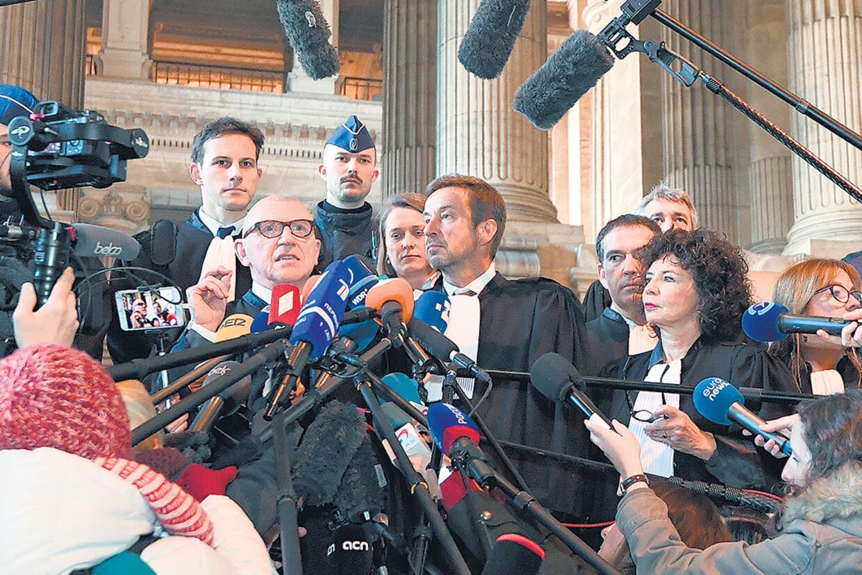 Los abogados de Puigdemont hicieron declaraciones a la prensa desde el Palacio de Justicia en Bruselas.