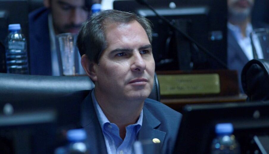 "Abrir las escuelas para los que no tienen computadoras y conexión implica lisa y llanamente exponer a los alumnos más vulnerables al contagio", dijo Roberto. 