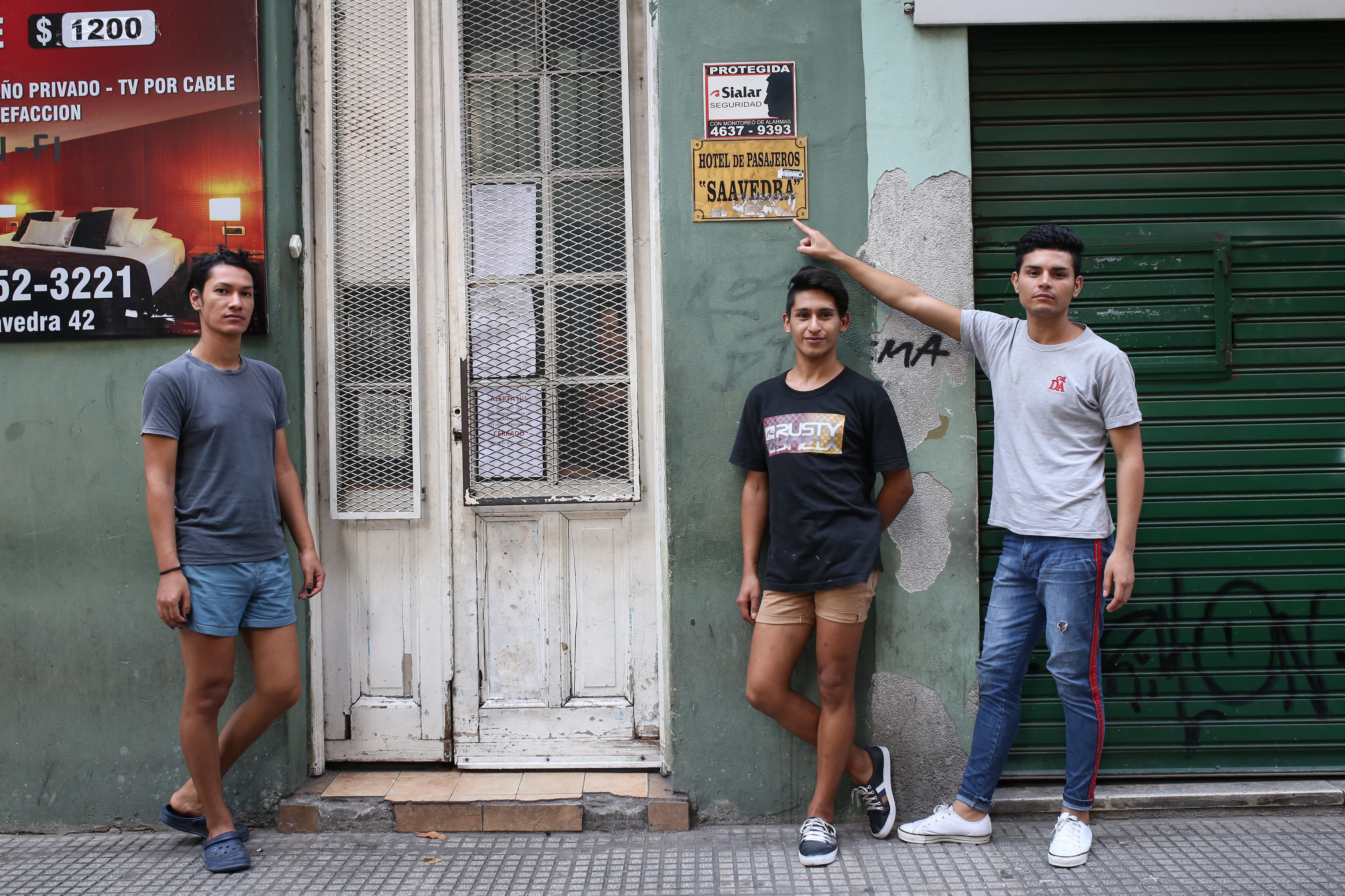 Luciano y Miguel en riesgo de quedar en la calle. Se reconocen en femenino y son trabajadoras sexuales que ahora no tienen ingresos.