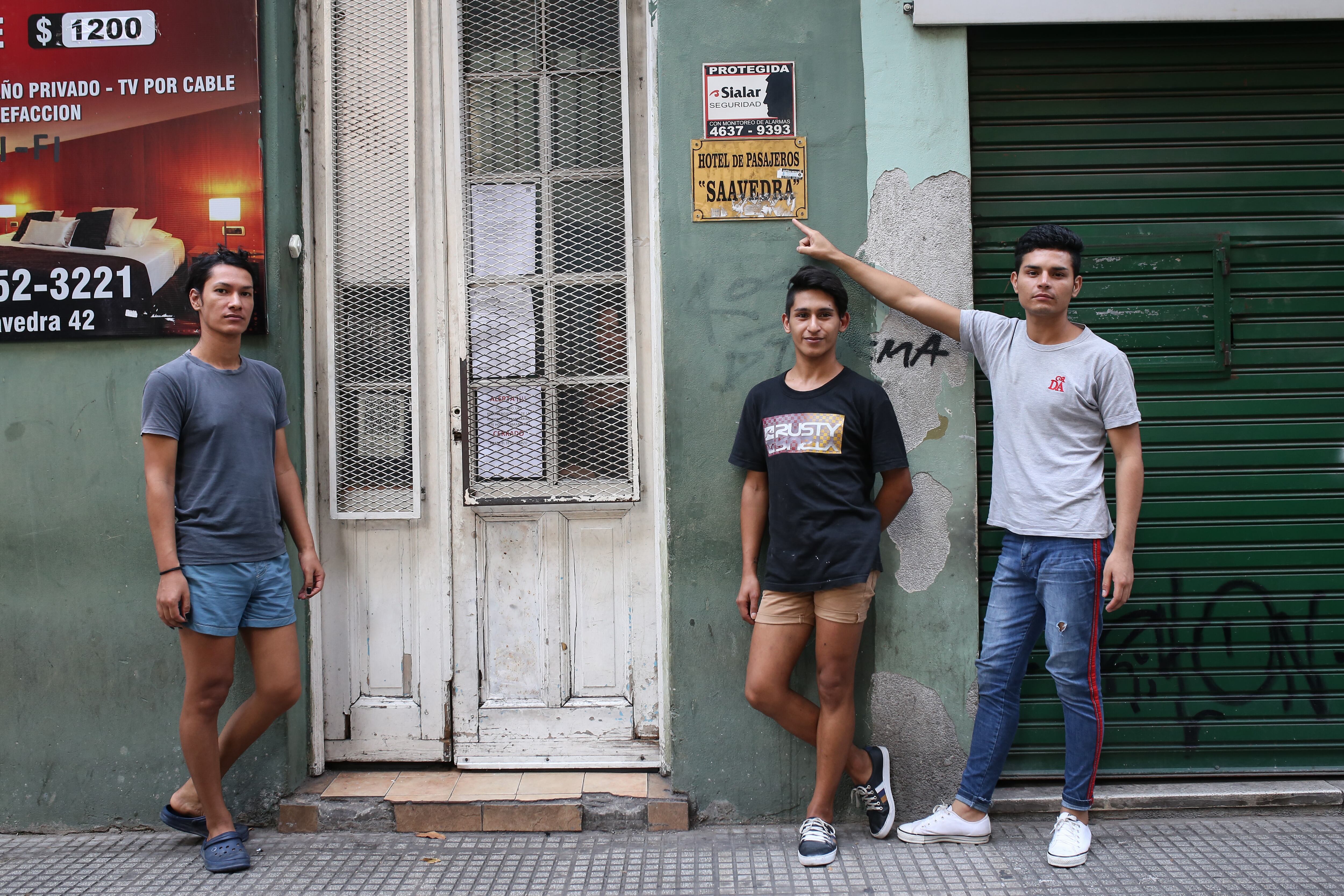 Luciano y Miguel en riesgo de quedar en la calle. Se reconocen en femenino y son trabajadoras sexuales que ahora no tienen ingresos.