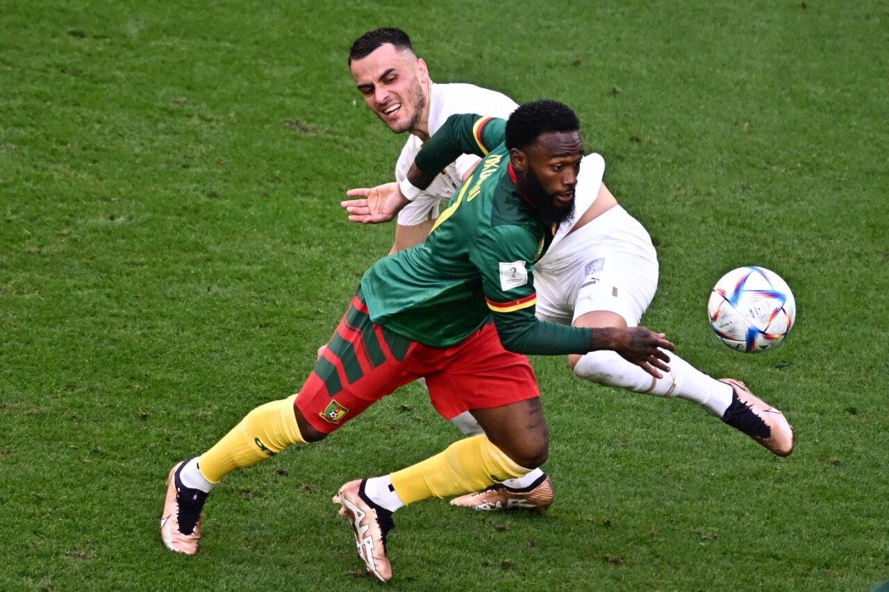 Georges Nkoudou se le escapa a Filip Kostic en el empate entre Camerún y Serbia