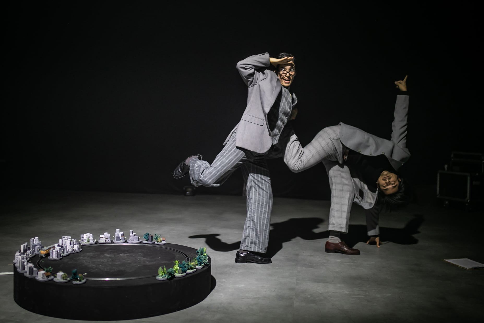 La obra muestra sensibilidad, pasajes hilarantes, y otros tristes y conmovedores.