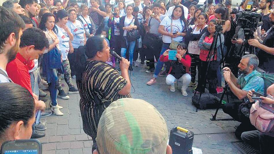 Los vecinos de la 21-24 denunciaron la maniobra en conferencia.