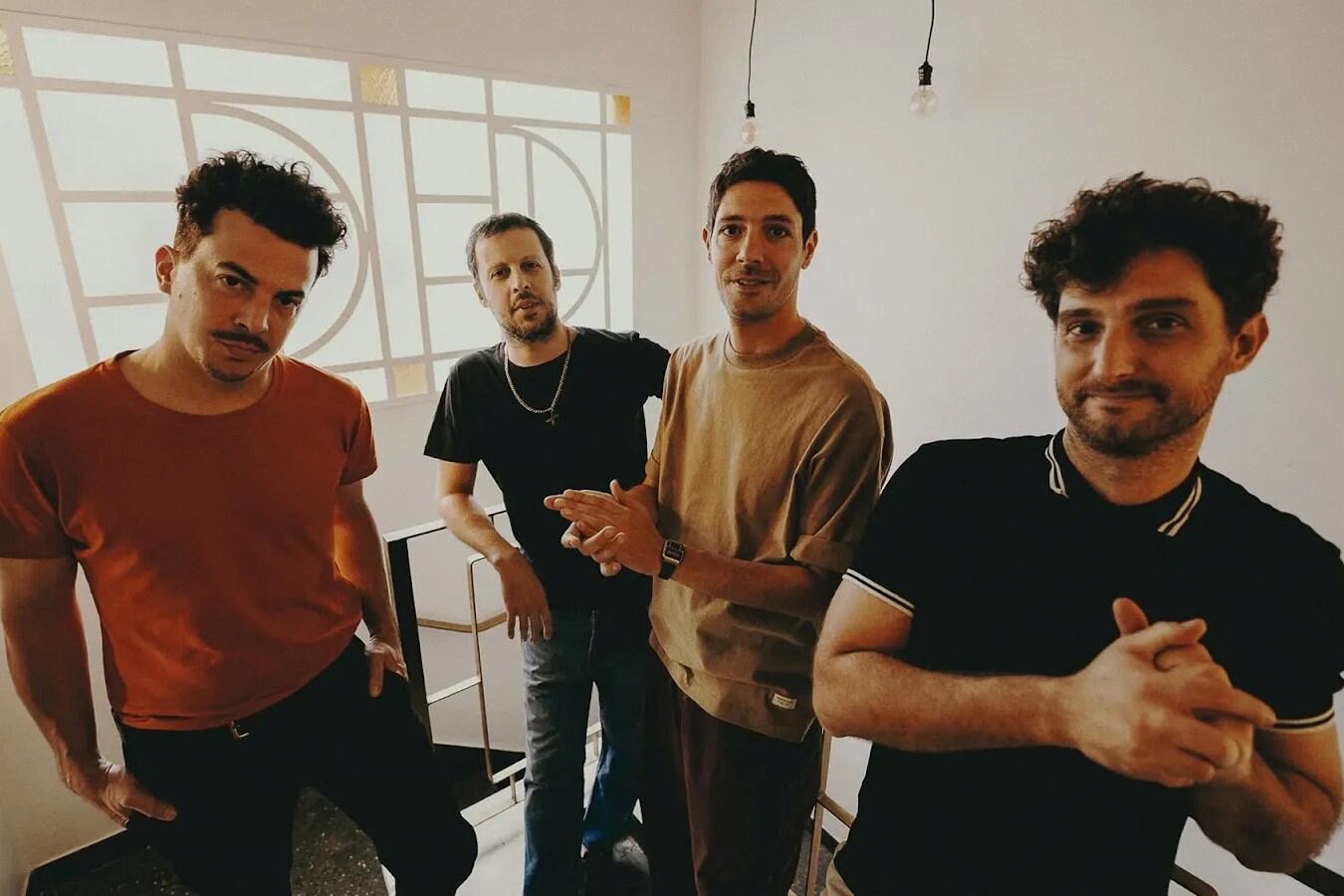 Hola precioso, su flamante álbum, es una invitación a una fiesta de música relajada e historias tal vez delirantes, pero siempre posibles