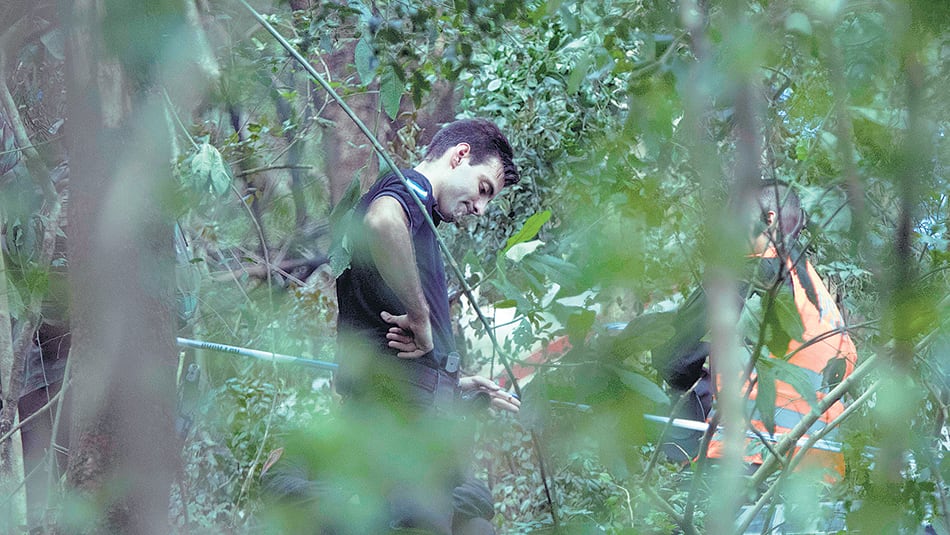 El avión cayó en una zona montañosa, con vegetación muy tupida, lo que dificultó las tareas.