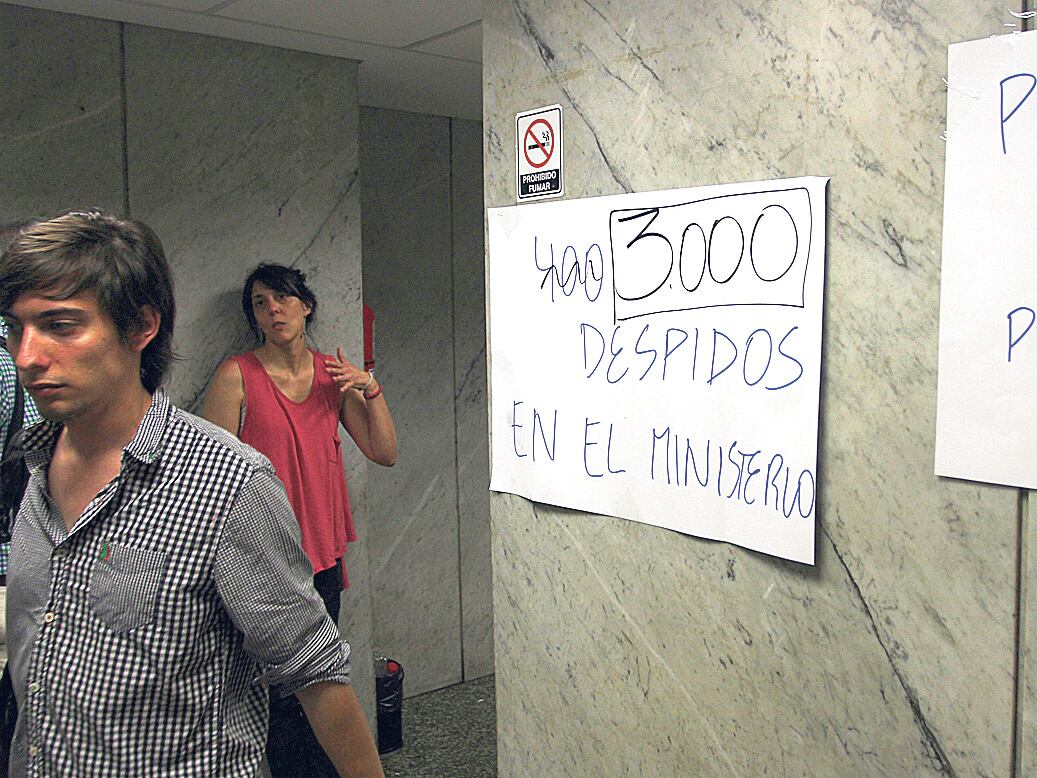 Los trabajadores realizan una permanencia pacífica en la sede de Educación de Santa Fe al 1500.