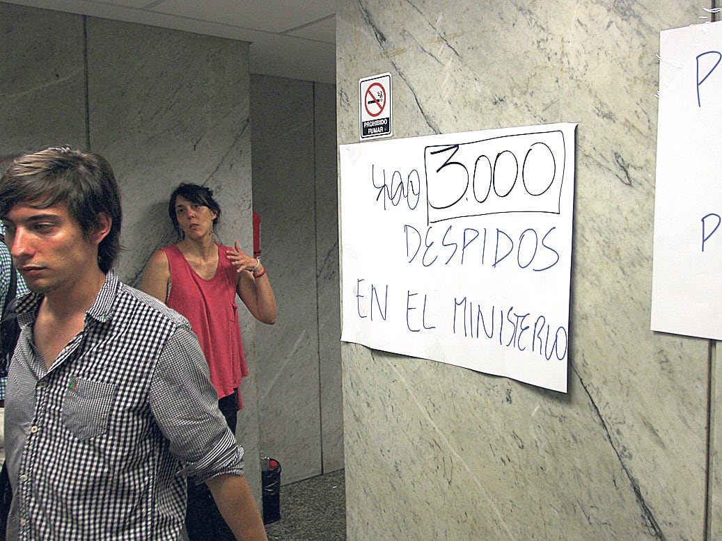 Los trabajadores realizan una permanencia pacífica en la sede de Educación de Santa Fe al 1500.