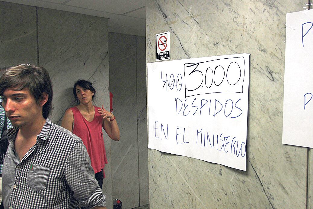 Los trabajadores realizan una permanencia pacífica en la sede de Educación de Santa Fe al 1500.