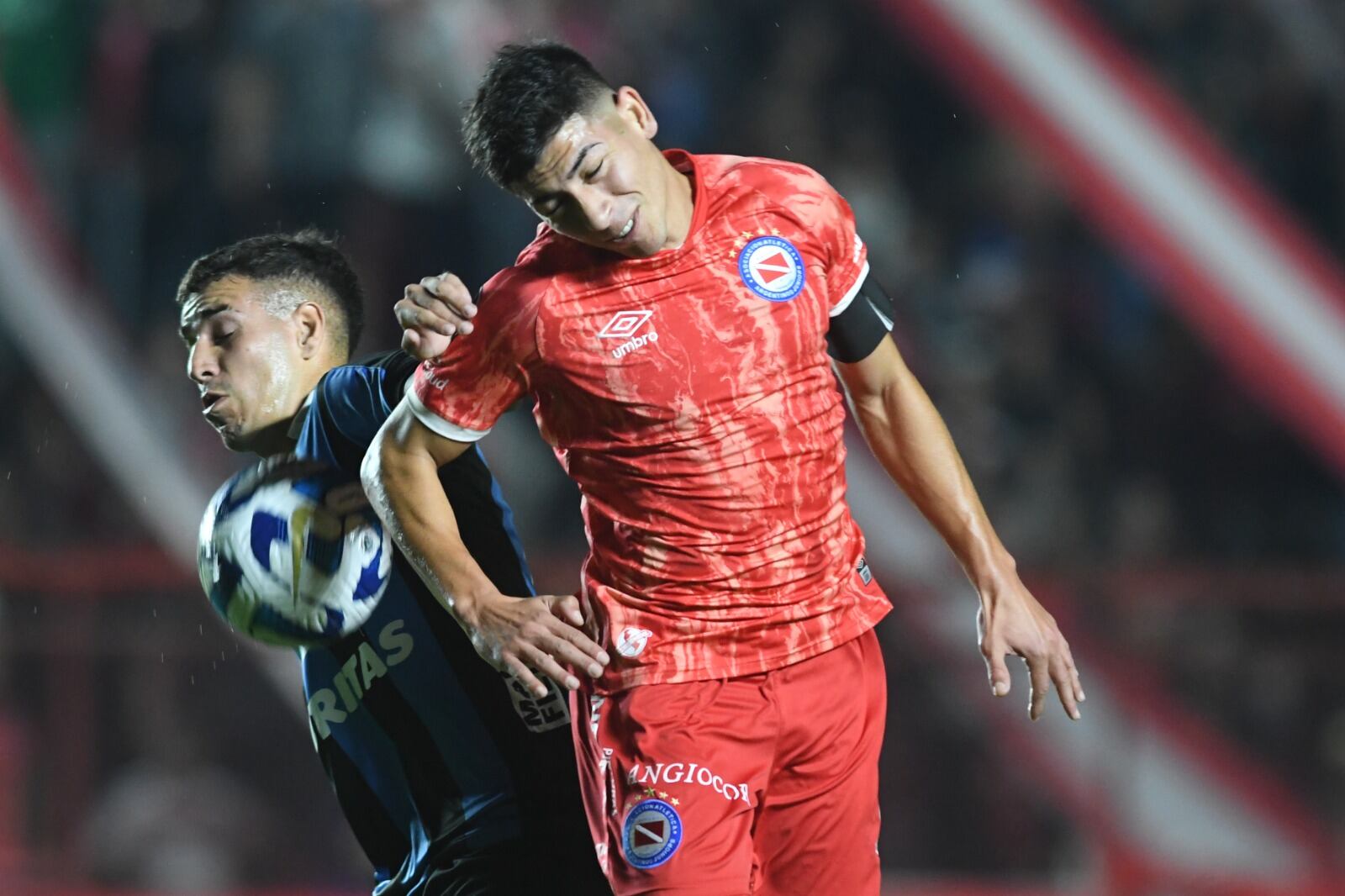 Kevin Mac Allister rechaza la pelota con la cabeza