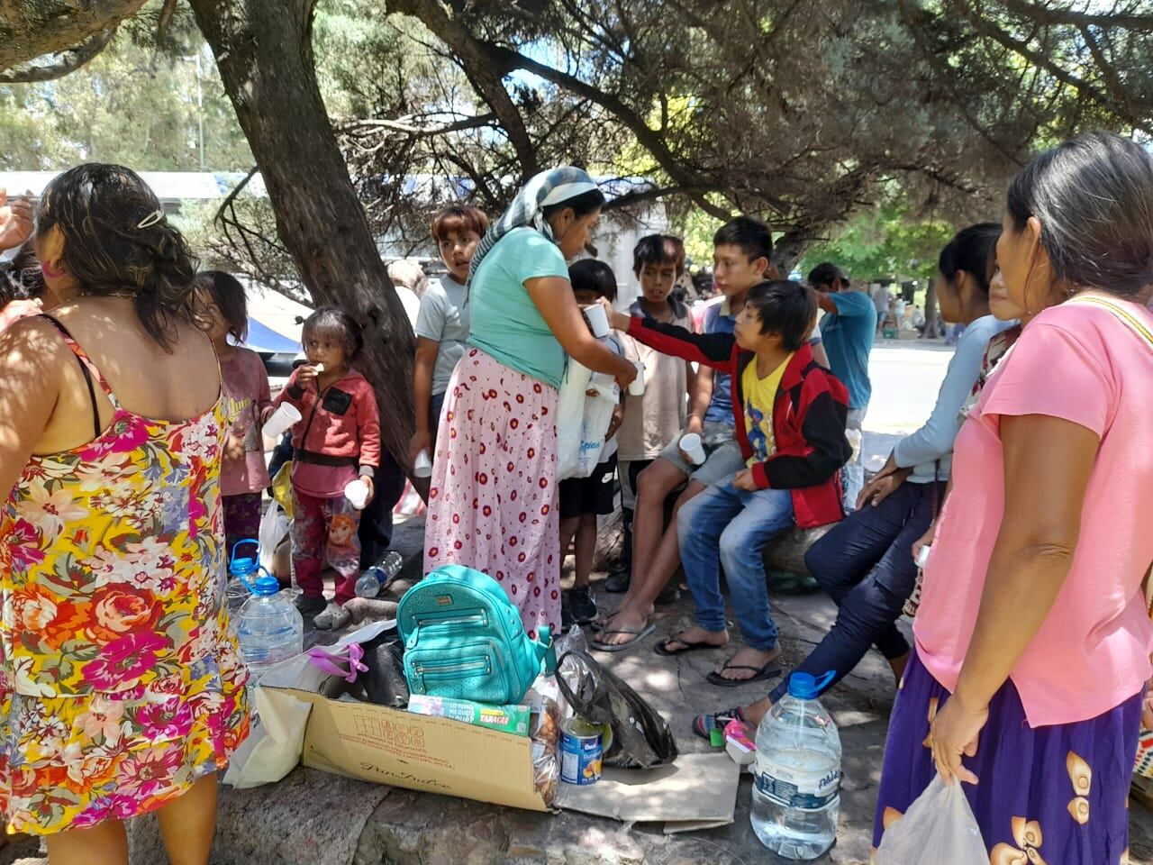 Las familias pasaron todo el domingo en inmediaciones de la terminal de ómnibus. 