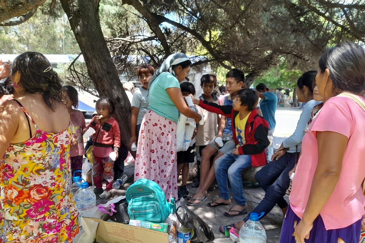 Las familias pasaron todo el domingo en inmediaciones de la terminal de ómnibus.
