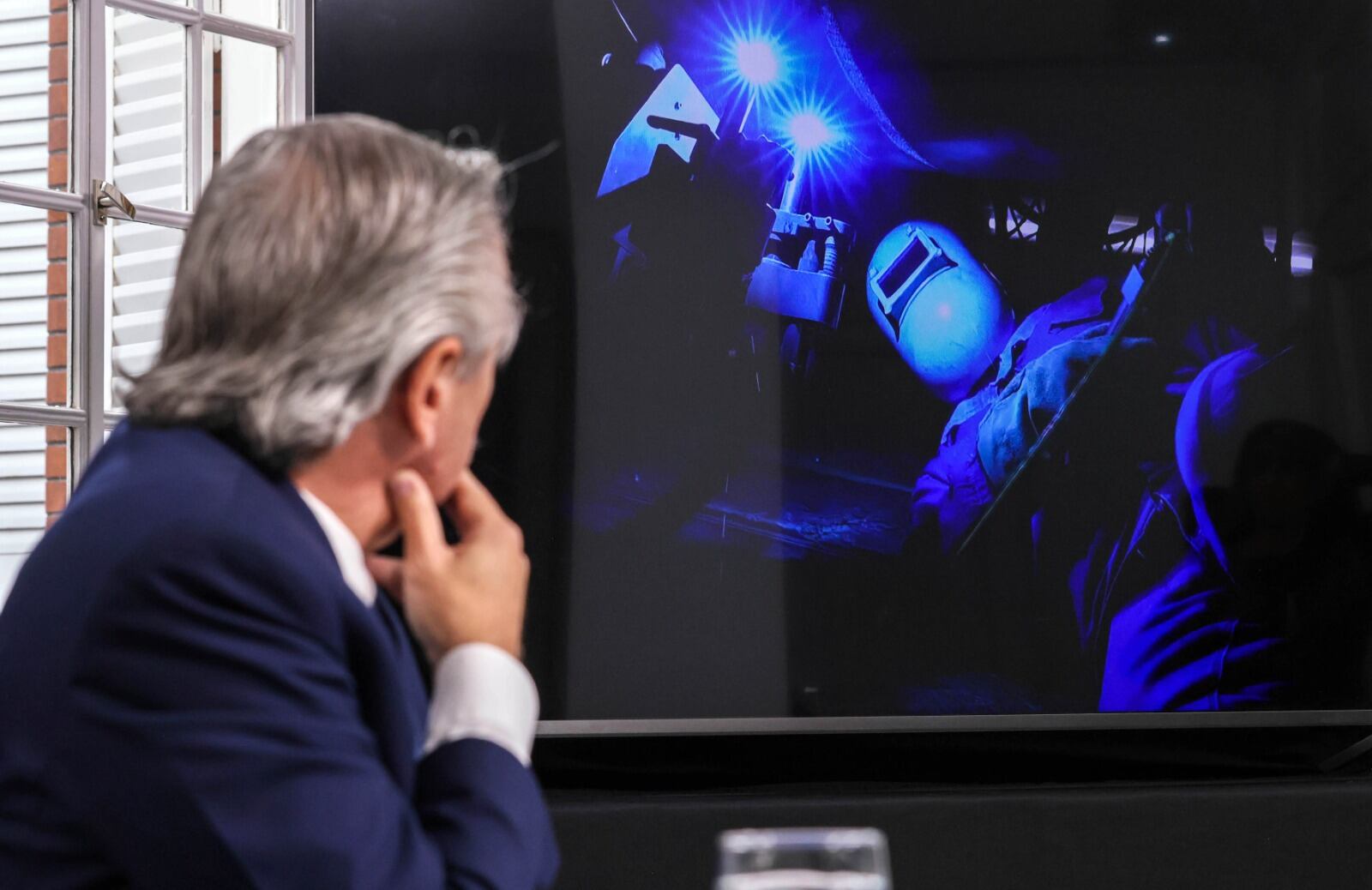 El presidente observando la última soldadura del Gasoducto Néstor Kirchner