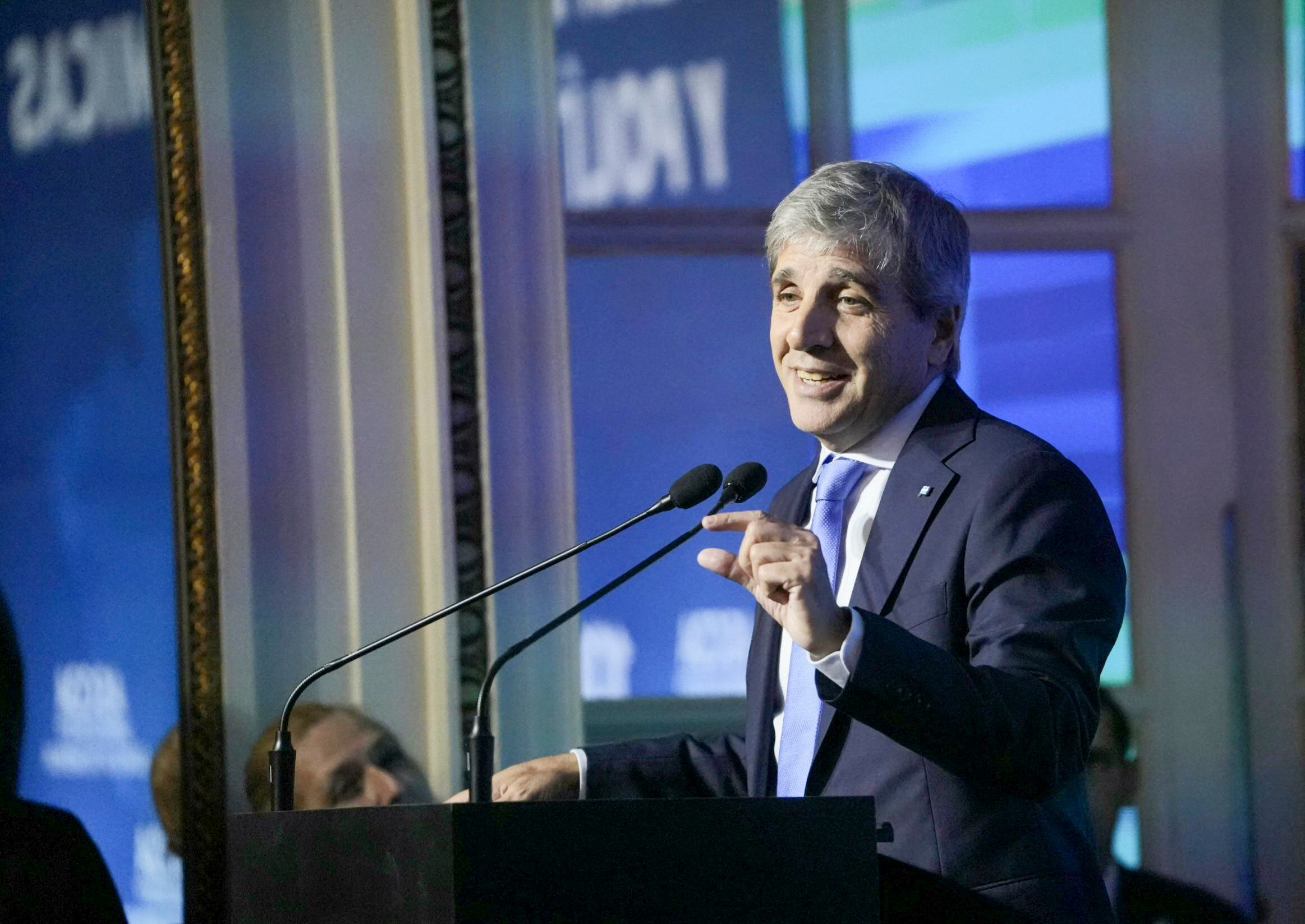 El ministro de Economía, Luis Caputo, la versión nacional del lobo de Wall Street.