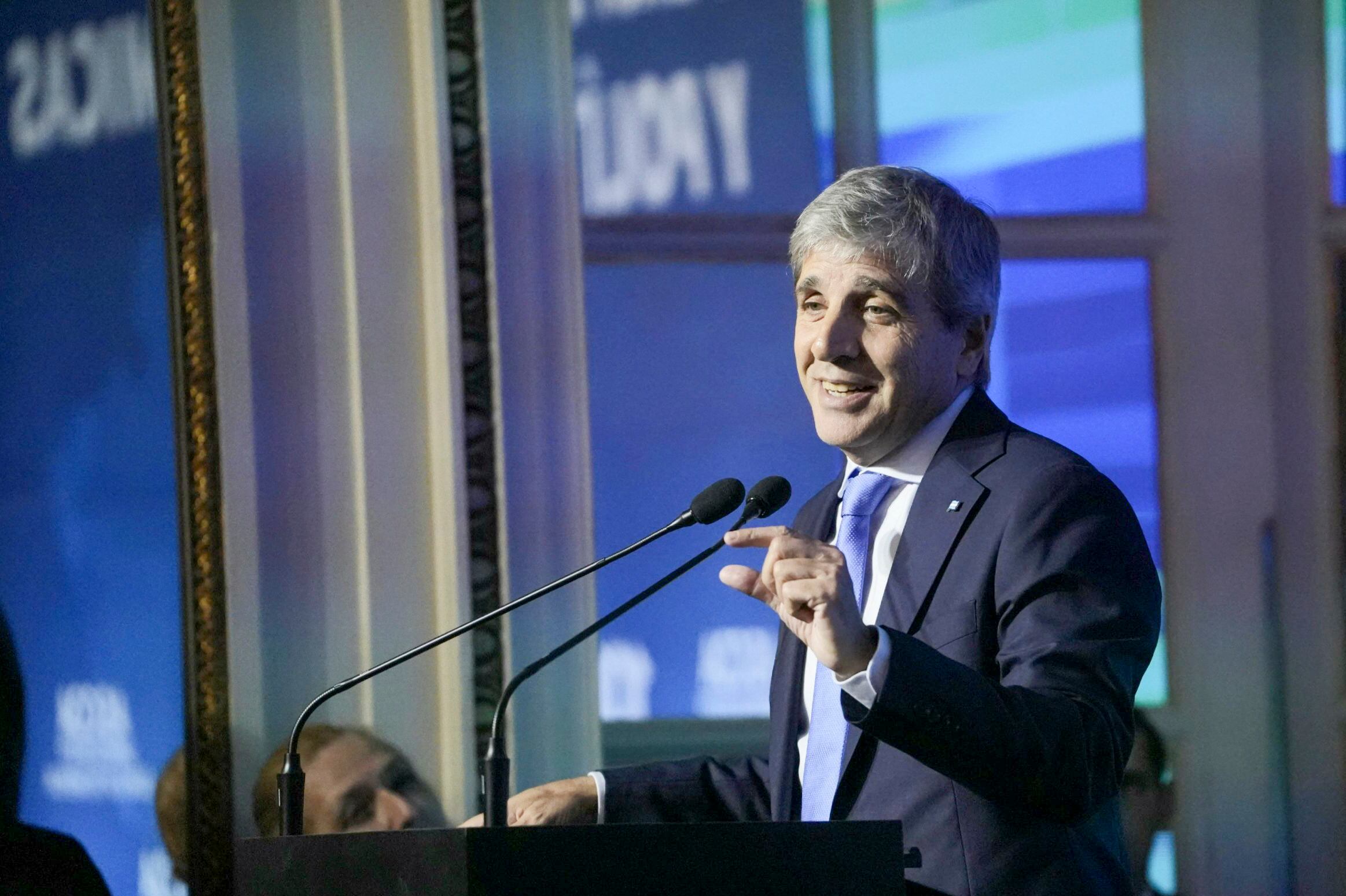 El ministro de Economía, Luis Caputo, la versión nacional del lobo de Wall Street.