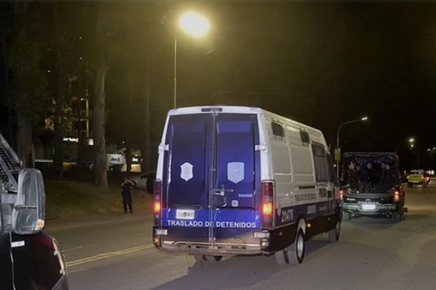 Los rugbiers acusados del crimen de Villa Gesell llegaron al penal de Dolores a las 5.30.