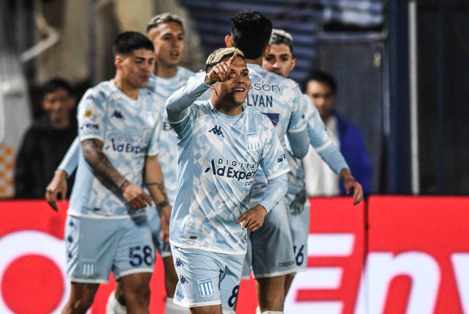 El colombiano Quintero marcó un golazo en el once alternativo de Gago