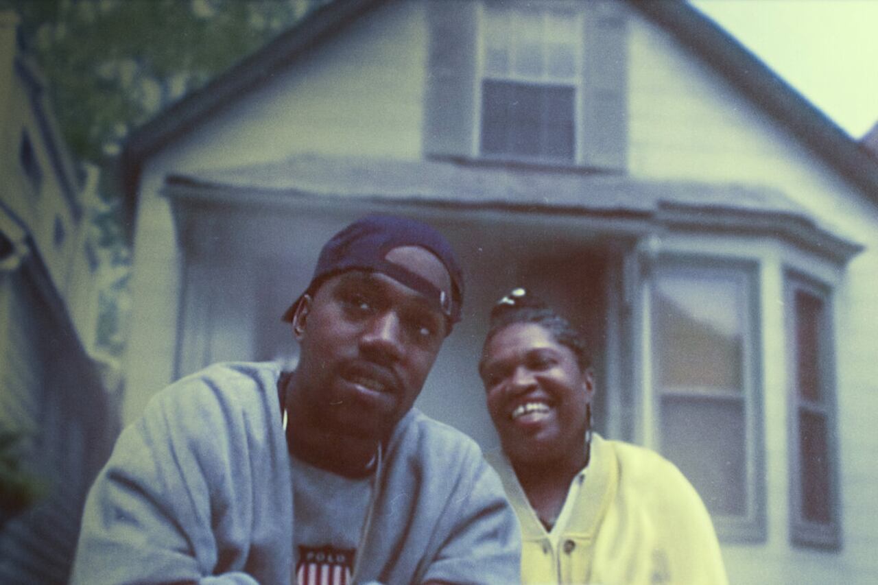 Un joven Kanye West con su madre